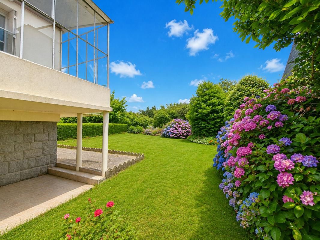 CLEGUER Maison de 101 m2 habitable sur sous-sol complet, avec un étage totalement aménageable (= Gros potentiel) sur un terrain de 4 300 m² avec un bâtiment annexe de 425 m² 4