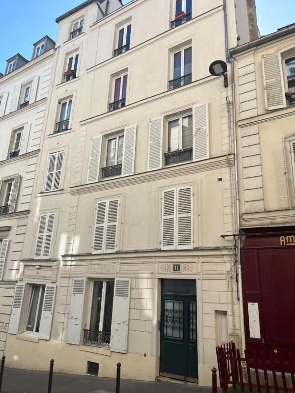 MONTMARTRE  - ABBESSES - STUDETTE AU CALME SUR COUR - ADRESSE RARE
