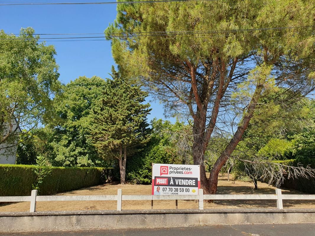 SAINT-MAUR Beau Terrain à batir 831 m2 1