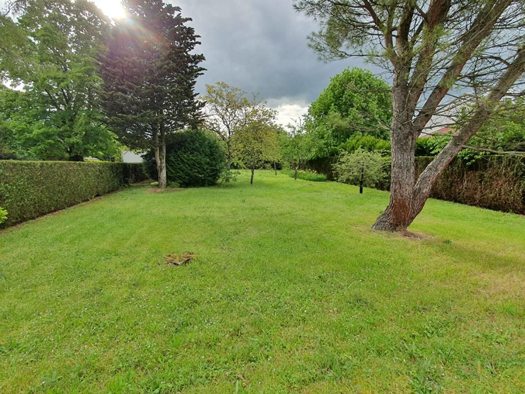 SAINT-MAUR Beau Terrain à batir 831 m2 2
