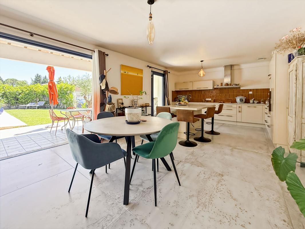 MOURIES À Vendre maison rénovée avec piscine et dépendance à Mouriès 1