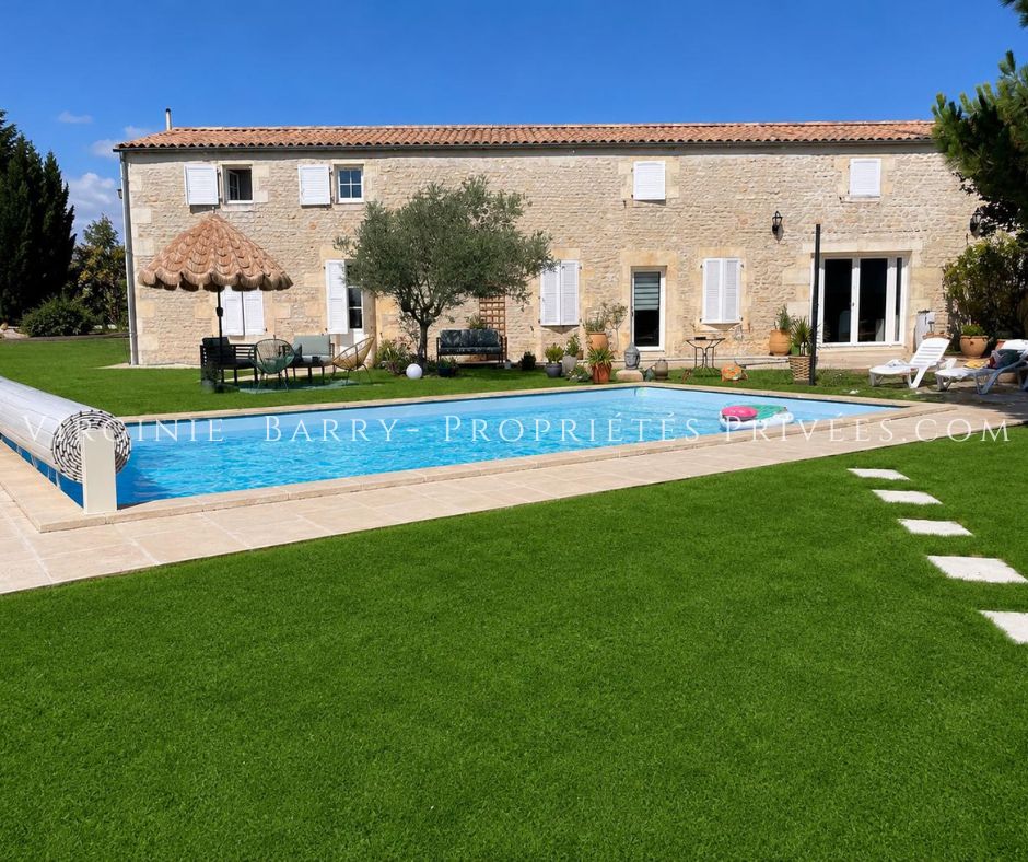 SAINT-CREPIN MAGNIFIQUE MAISON T5 AVEC PISCINE ET DEPENDANCES 1