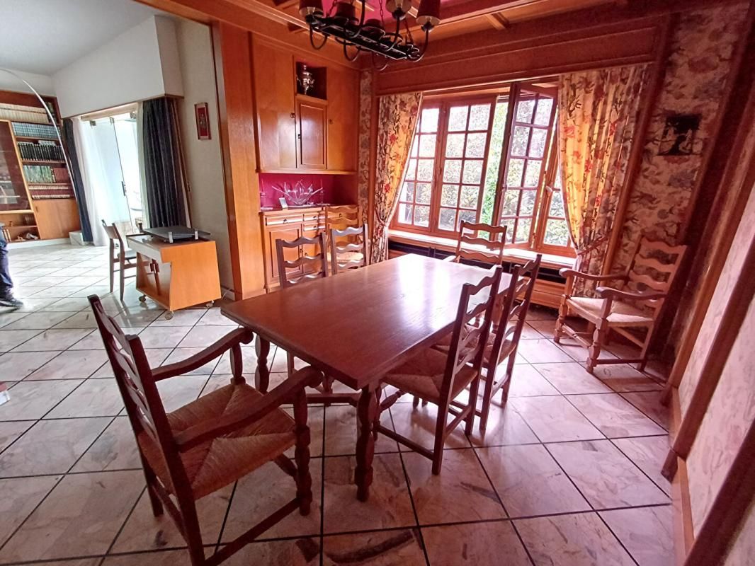 CHALONS-EN-CHAMPAGNE Belle maison d'architecte années 60 à rénover - Chalons En Ch. 160 m2 - 4 Chambres 2