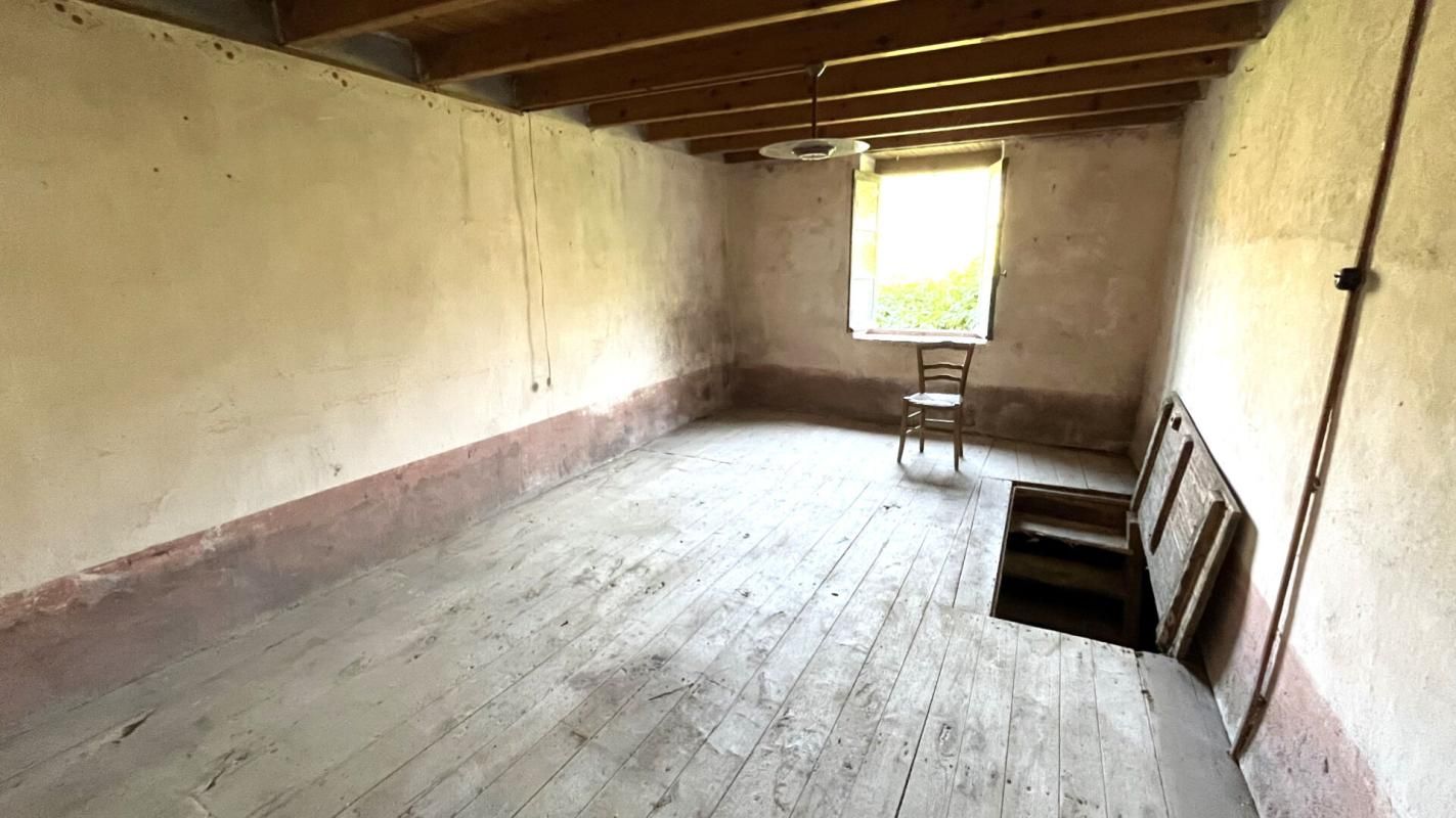 LAINS Ancien corps de ferme en pierre à rénover ? Fort potentiel au coeur du Jura 2