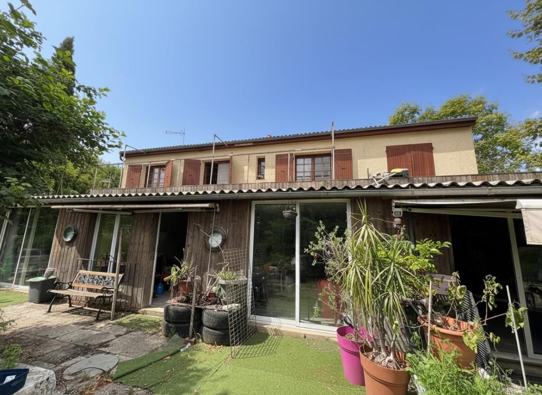 THENAC EXCLUSIVITE Maison à rénover de 271 m2 utile 1