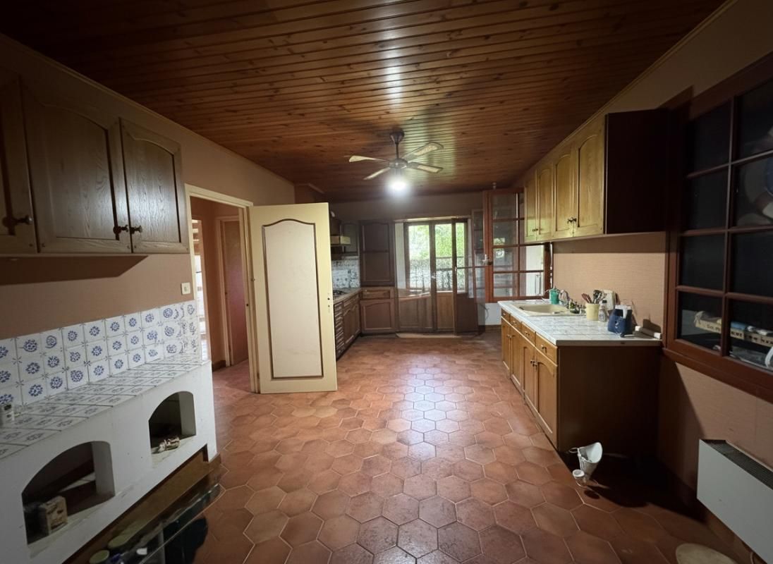 THENAC EXCLUSIVITE Maison à rénover de 271 m2 utile 3