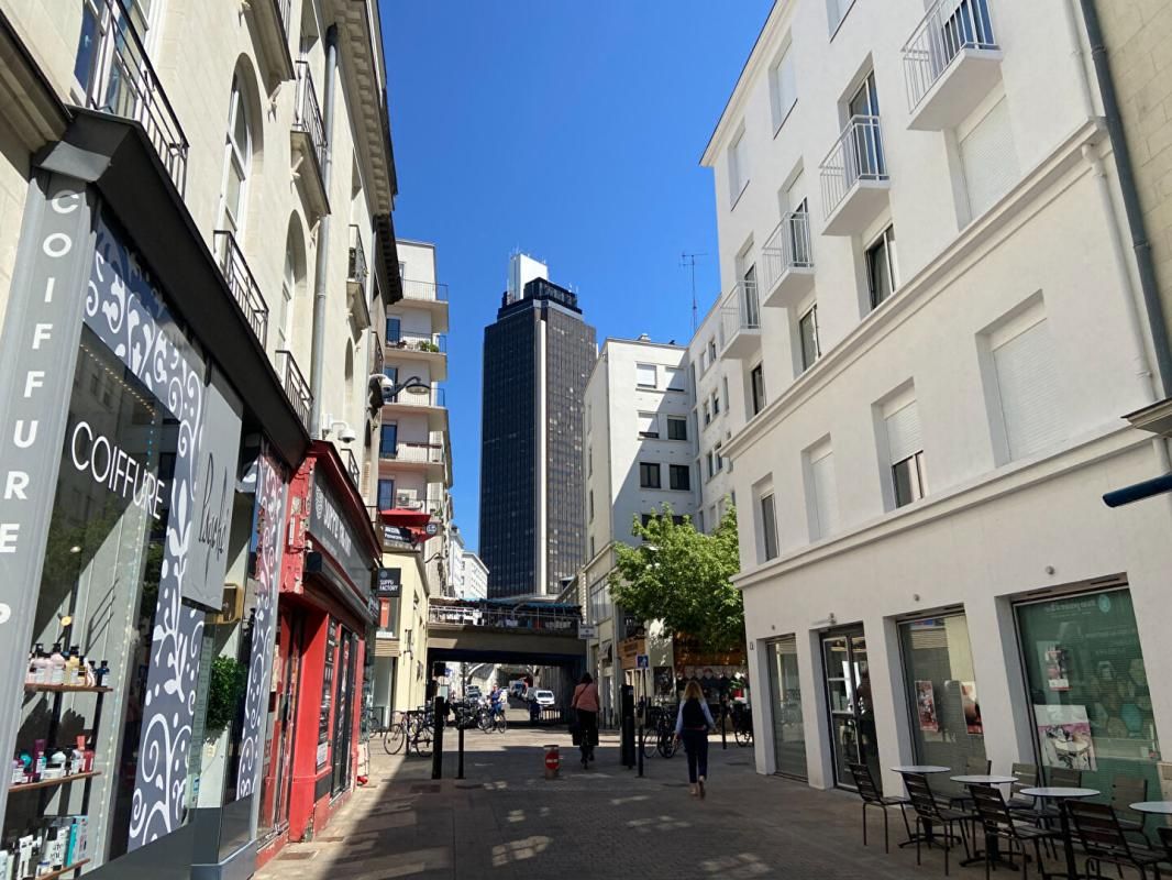 NANTES 44000 NANTES - MURS COMMERCIAUX LIBRES 88 M² , PROCHE PLACE ROYALE 4