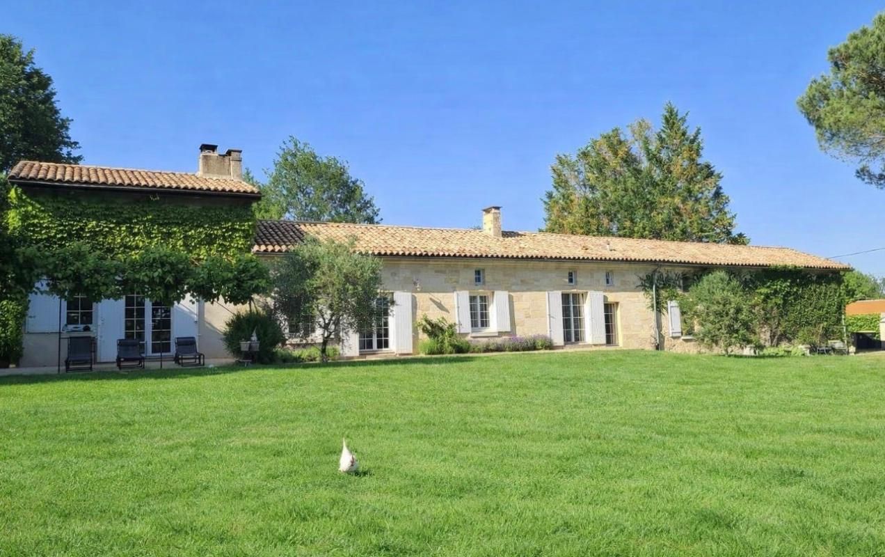TIZAC-DE-LAPOUYADE A 18 kms de Saint-André de Cubzac, à Tizac De Lapouyade - Longère de caractère alliant charme de l'ancien et le confort moderne - 8 pièce(s) 240 m2 - 4 chambres - Grande Piece de vie avec cheminée - Poêle à granules- 4671 m2 de terrain - Piscinable 2