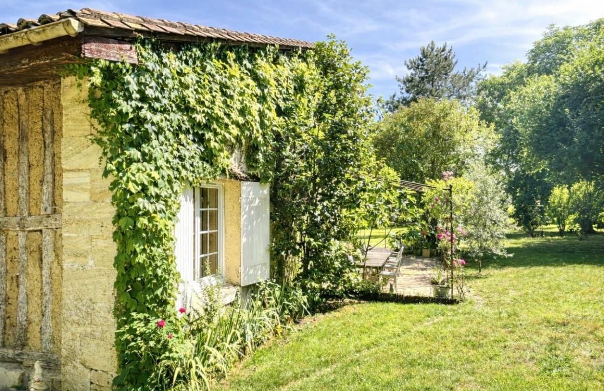 TIZAC-DE-LAPOUYADE A 18 kms de Saint-André de Cubzac, à Tizac De Lapouyade - Longère de caractère alliant charme de l'ancien et le confort moderne - 8 pièce(s) 240 m2 - 4 chambres - Grande Piece de vie avec cheminée - Poêle à granules- 4671 m2 de terrain - Piscinable 3