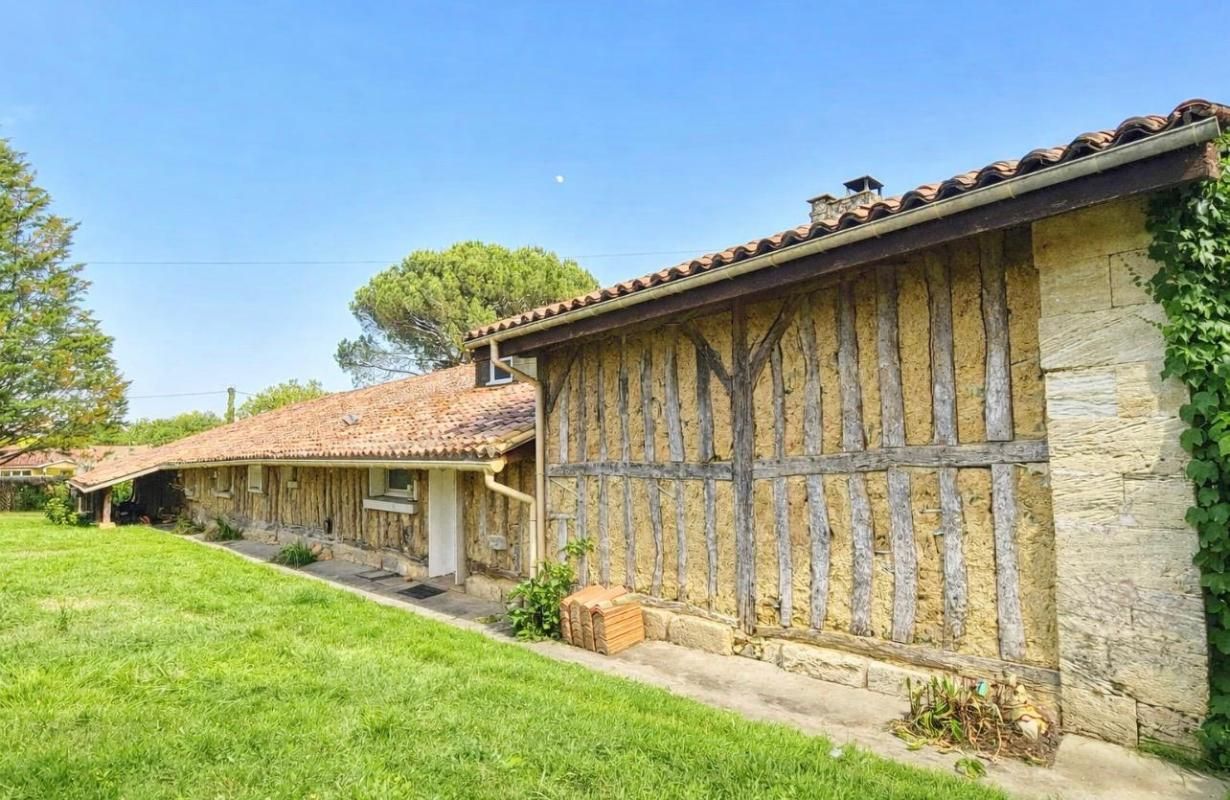TIZAC-DE-LAPOUYADE A 18 kms de Saint-André de Cubzac, à Tizac De Lapouyade - Longère de caractère alliant charme de l'ancien et le confort moderne - 8 pièce(s) 240 m2 - 4 chambres - Grande Piece de vie avec cheminée - Poêle à granules- 4671 m2 de terrain - Piscinable 4