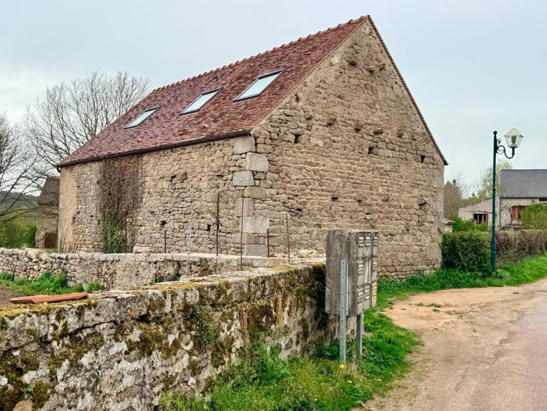 SAINT-GERMAIN-DE-MODEON Grange indépendante de 73 m2 au sol 3