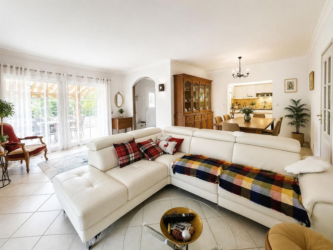 DIGNE-LES-BAINS DIGNE-LES-BAINS ? MAISON FAMILIALE 4 PIÈCES  117 m² ET SON VASTE GARAGE 55 m² m² AVEC VUE DÉGAGÉE SUR LES HAUTEURS 339 000 2