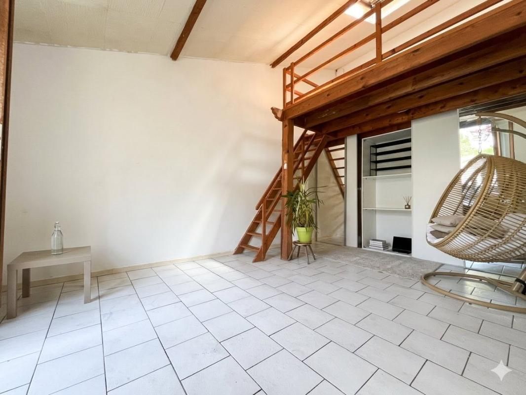 PUSSAY Appartement esprit "maisonnette" avec exterieur et garage 1
