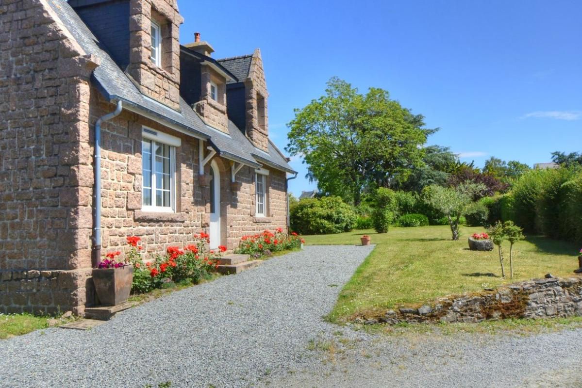 LA ROCHE-DERRIEN Maison avec partie indépendante à La Roche Jaudy 213 m2 sur 2 000 m2 de terrain 3