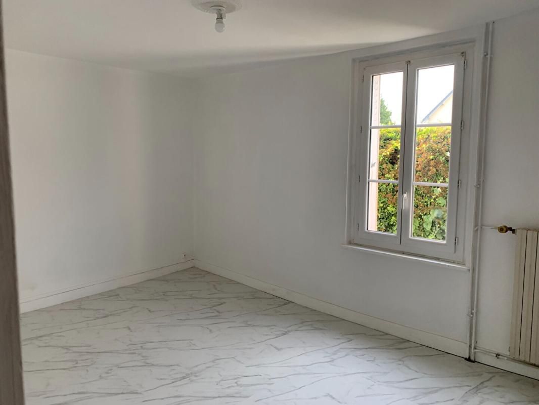 SAINT-SULPICE-SUR-RISLE MAISON AVEC JARDIN PROCHE DE TOUTES COMMODITES 3