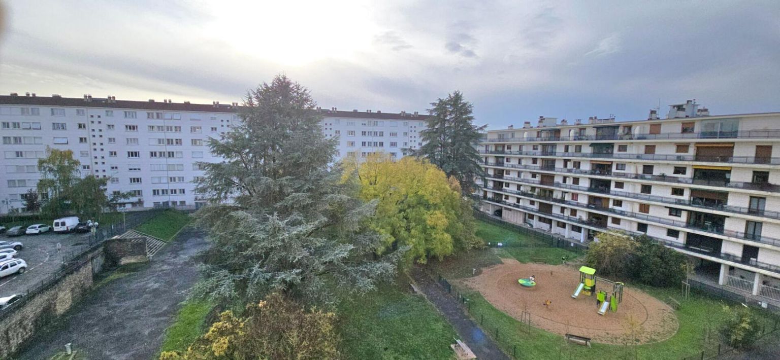 Appartement type 6, à rénover, situé au 4ème étage d'une copropriété avec cave et ascenseur