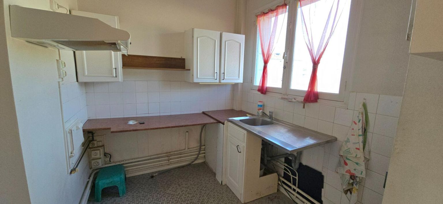 PERIGUEUX Appartement type 6, à rénover, situé au 4ème étage d'une copropriété avec cave et ascenseur 4