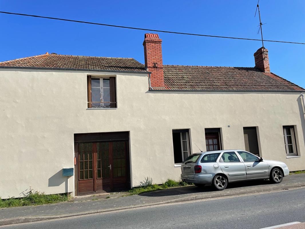 CHAMPILLET Charmante maison à fort potentiel à Champillet Laissez parler vos envies ! 1