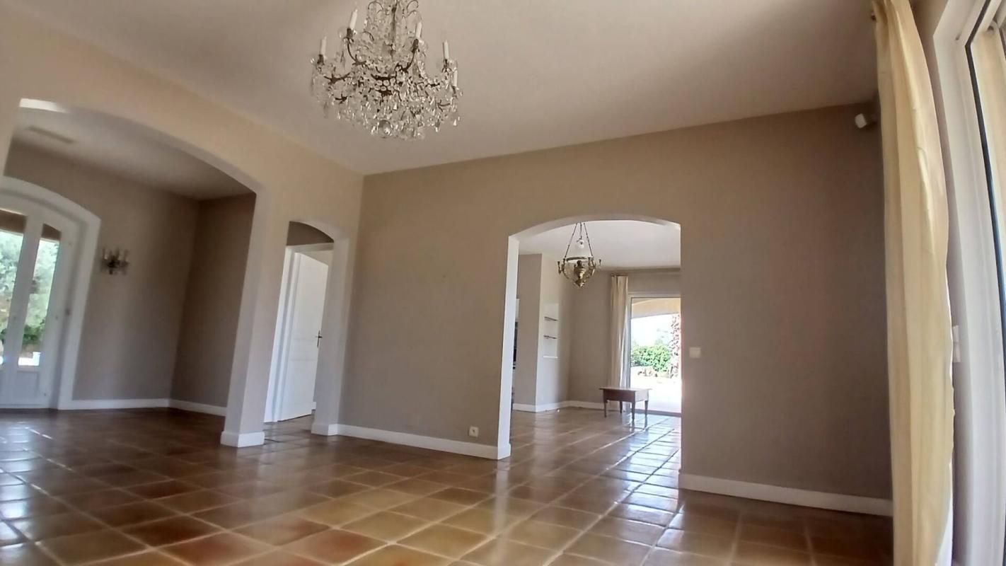 BEZIERS Maison d'exception 196 m² à Béziers, écrin méditerranéen, quatre chambres, grand séjoour salon salle à manger de 67 m& 4