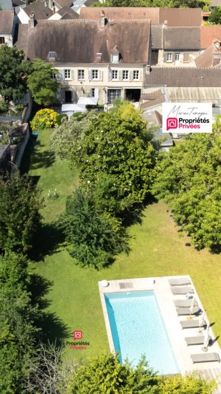 FLEURINES : DEMEURE DE CARACTÈRE DE 270 M² avec PISCINE CHAUFFÉE et GRAND JARDIN