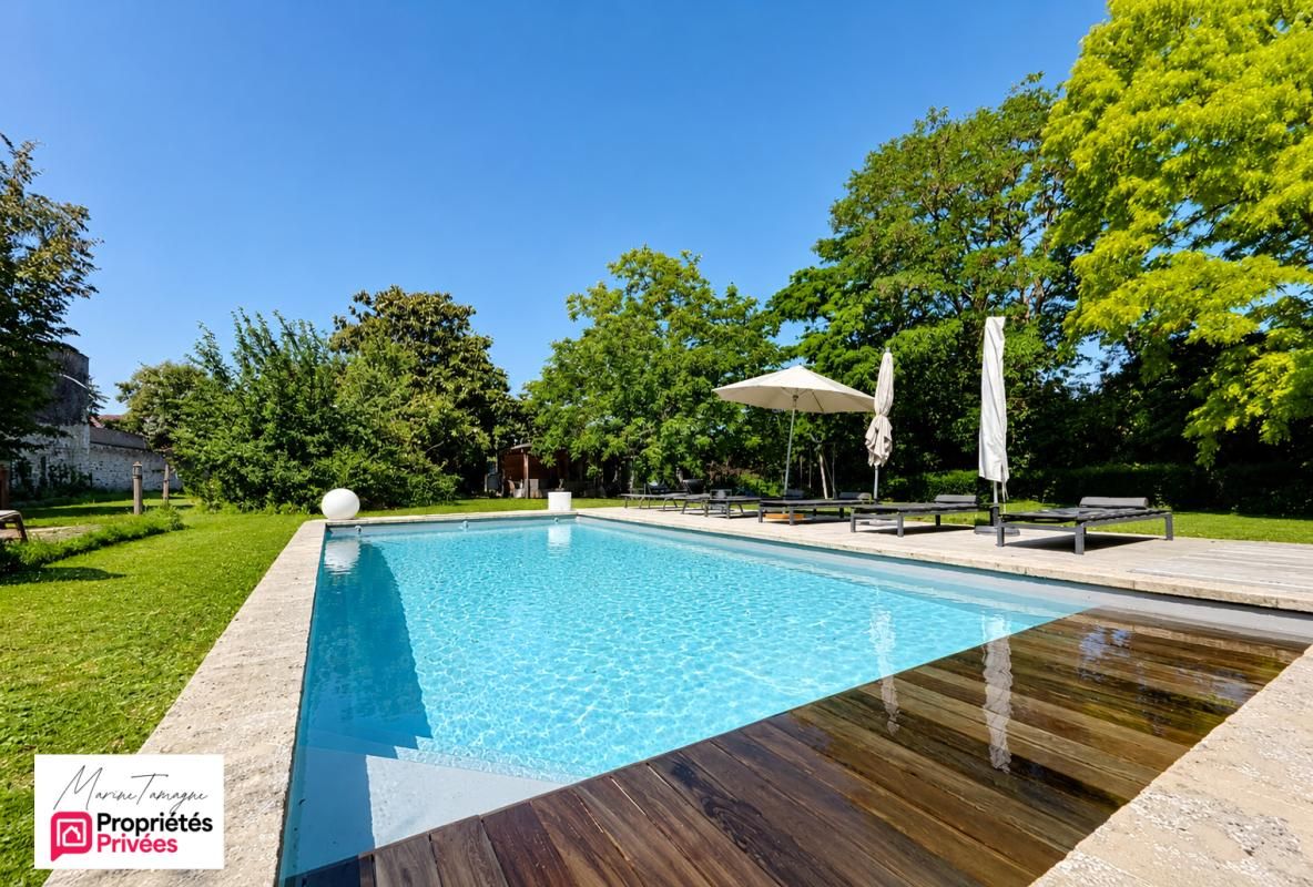 FLEURINES FLEURINES : DEMEURE DE CARACTÈRE DE 270 M² avec PISCINE CHAUFFÉE et GRAND JARDIN 3
