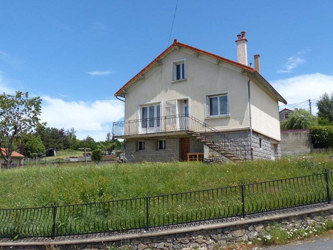 Maison de caractère avec vue dégagée -  4 pièces  - Laussonne
