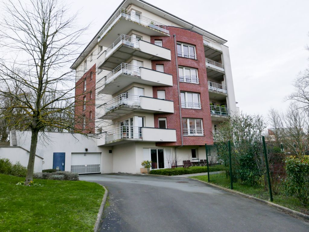 Appartement soigné dans parc, 2 chambres, balcon, garage, ascenseur