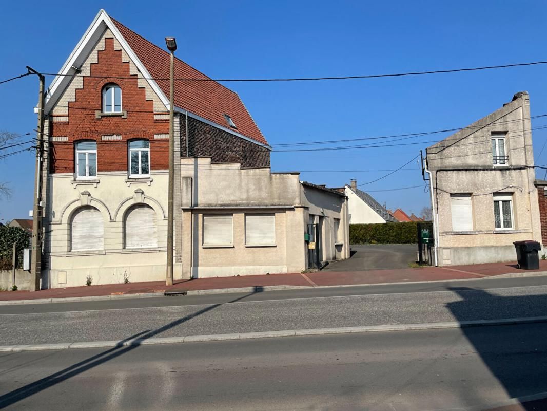 Ensemble immobilier 4 lots, large espace de stationnement, belle rentabilité