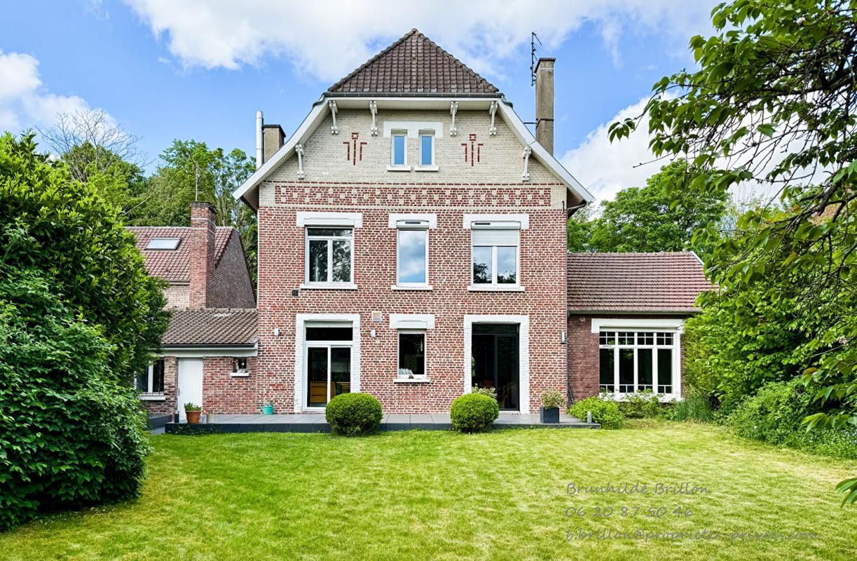 Maison d'ingénieur, 5 chambres, jardin généreux, 2 garages