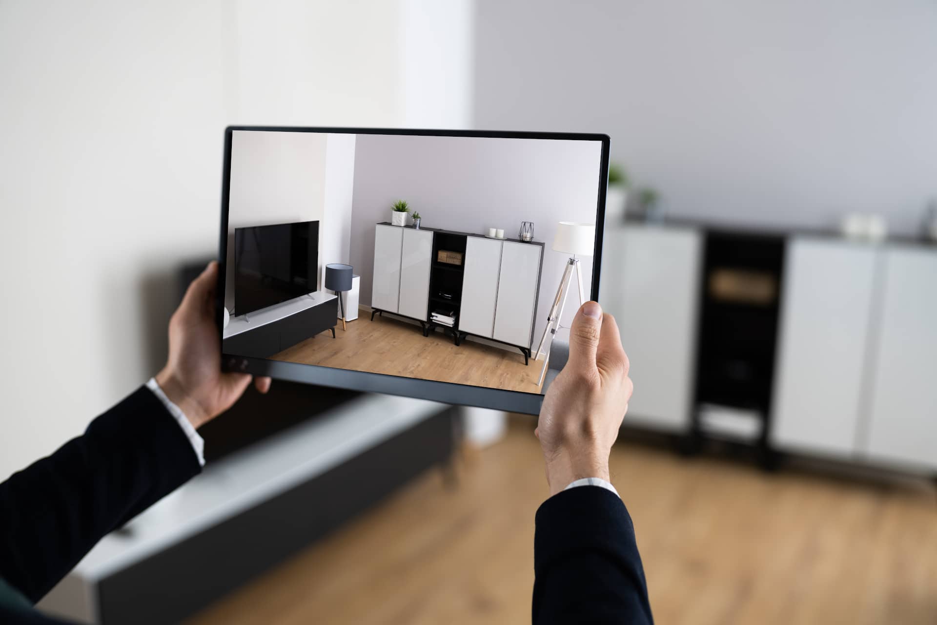 agent immobilier créant une visite guidée virtuelle